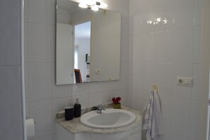 Een douche, een haardroger, handdoeken