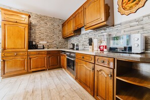 Frigorifero, microonde, forno, piano cottura