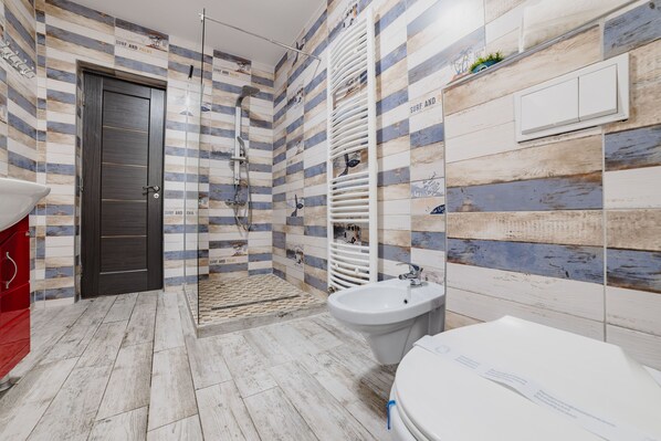 Ensemble baignoire-douche, serviettes fournies