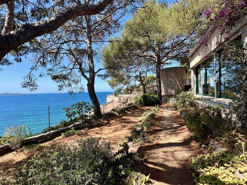Historic villa with panoramic sea view in the center of Sanary for 7