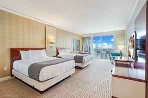 Desk, iron/ironing board, WiFi, bed sheets - Cozy Studio w/ balcony & pool access (Sunny Isles Beach)