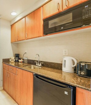Réfrigérateur, micro-ondes, cafetière/bouilloire