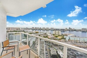 Property grounds - Cozy Studio w/ balcony & pool access (Sunny Isles Beach)