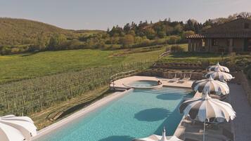 Piscina all'aperto, una piscina riscaldata