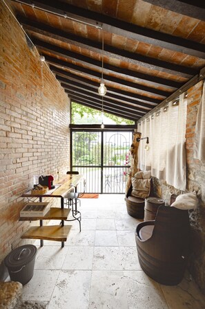 المنشأة من الداخل