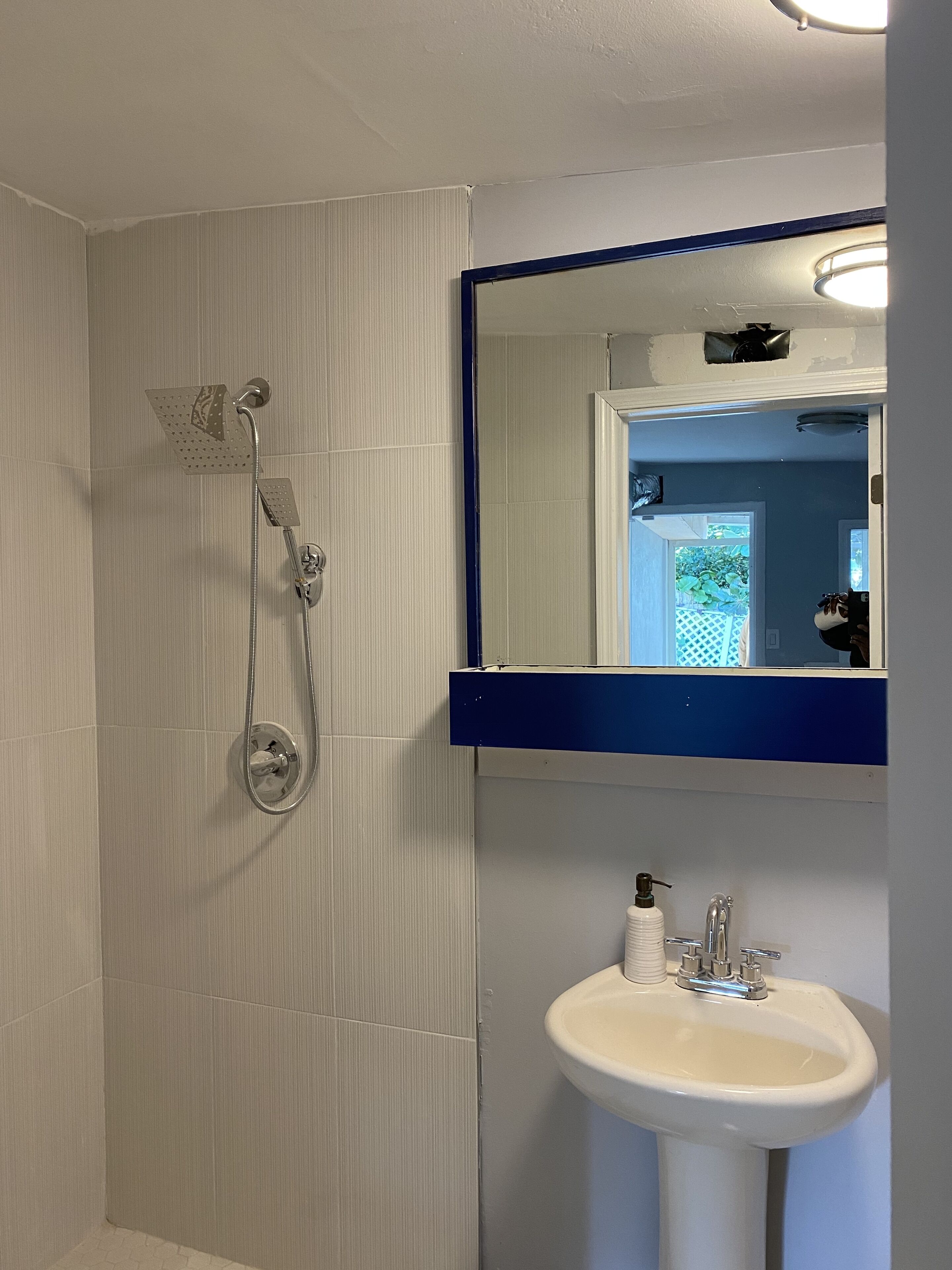 Douche, sèche-cheveux, serviettes fournies, savon