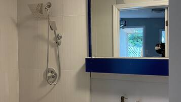 Douche, sèche-cheveux, serviettes fournies, savon