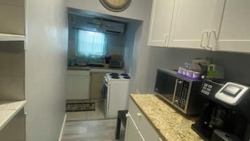 KĂŒhlschrank, Mikrowelle, Ofen, Herdplatte