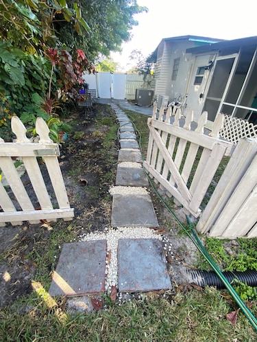 One Bedroom Hideaway with private entrance and garden view 