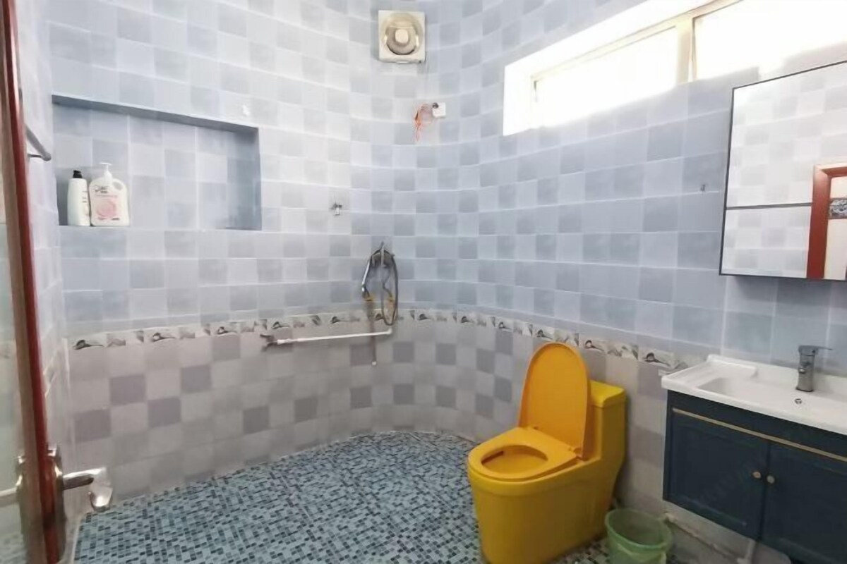 Ein Badezimmer mit Toilette, Waschbecken und Duschbereich.