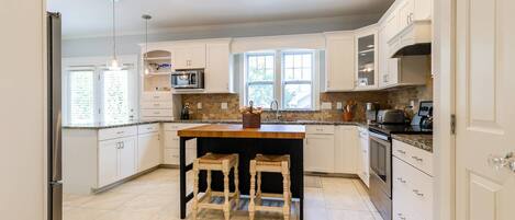 Kylskåp, mikrovågsugn, ugn och spishäll