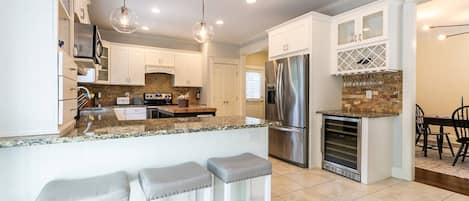 Réfrigérateur, micro-ondes, lave-vaisselle, cafetiÚre/bouilloire