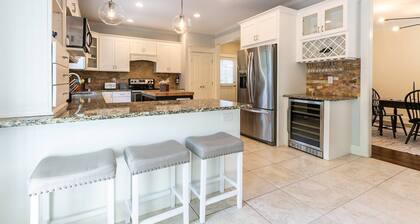 Your Navy Weekend Haven, Family-Friendly Luxury Home w Fenced-in Backyard + Parking