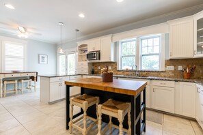 Réfrigérateur, micro-ondes, lave-vaisselle, cafetière/bouilloire