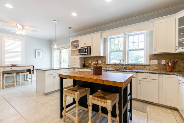 Kühlschrank, Mikrowelle, Geschirrspüler