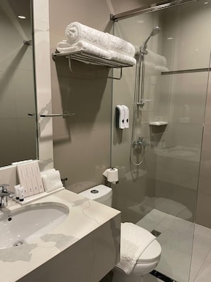 Shower, rainfall showerhead, free toiletries, hair dryer