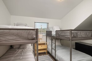 3 bedrooms, free WiFi - Expansive Coastal View and Natural Light, Huge Deck w/ New Hot Tub, All New Décor, 2 Blocks to Beach (Lincoln City)