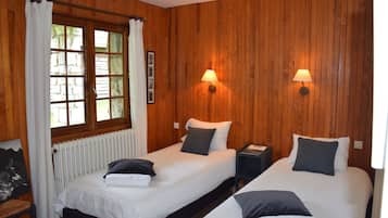 6 slaapkamers, een bureau, een strijkplank/strijkijzer, reisbedje