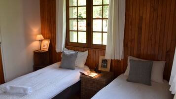 6 chambres, bureau, fer et planche Ă repasser, lit parapluie