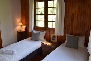 6 Schlafzimmer, Schreibtisch, Bügeleisen/Bügelbrett, Reisekinderbett