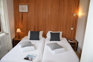 6 bedrooms, desk, iron/ironing board, travel cot
