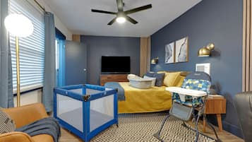 1 habitación, tabla de planchar con plancha y cuna de viaje