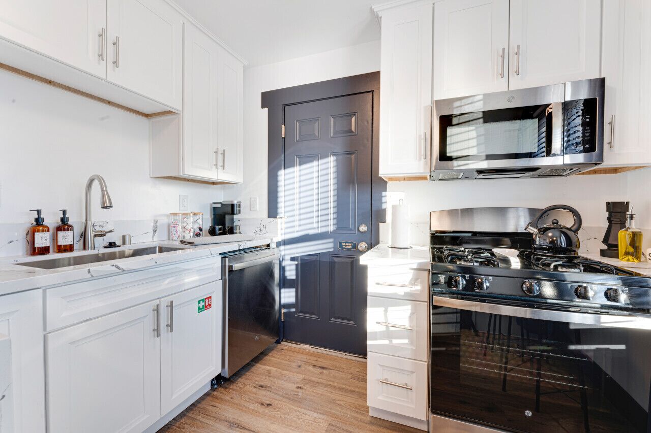 Jääkaappi, mikroaaltouuni, uuni, liesi