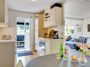 ثلاجة، فرن، كرسي للأطفال، مستلزمات طهي/أطباق/أوعية