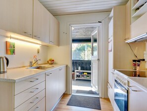 Køleskab, ovn, højstol, køkkentøj/tallerkener/redskaber