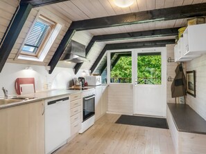 Kylskåp, mikrovågsugn, ugn och diskmaskin