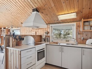 Køleskab, mikrobølgeovn, højstol, køkkentøj/tallerkener/redskaber
