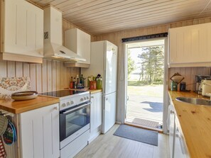 Kylskåp, mikrovågsugn, ugn och diskmaskin