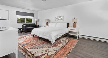 Peninsula one unit 19 King suite close to downtown