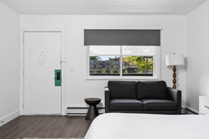 Travel crib, WiFi, bed sheets - Peninsula one unit 19 King suite close to downtown (Traverse City)