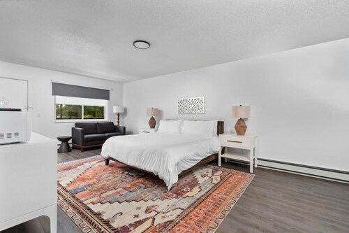 Peninsula one unit 19 King suite close to downtown