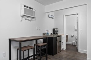 Microondas, parrilla de estufa, cafetera y tetera y periquera 