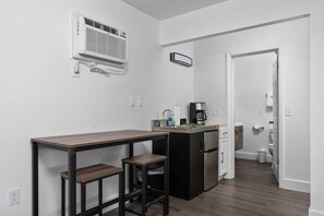 Microwave, stovetop, coffee/tea maker, highchair - Peninsula one unit 19 King suite close to downtown (Traverse City)