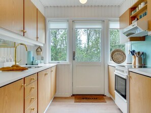 Køleskab, mikrobølgeovn, køkkentøj/tallerkener/redskaber