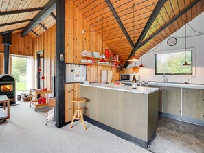 Køleskab, mikrobølgeovn, køkkentøj/tallerkener/redskaber