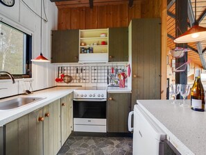 Køleskab, mikrobølgeovn, køkkentøj/tallerkener/redskaber