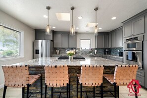 ثلاجة، ميكروويف، فرن، موقد طهي مسطح