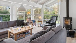 Ein modernes Wohnzimmer mit einer Couch, einem Couchtisch und einem Kamin.