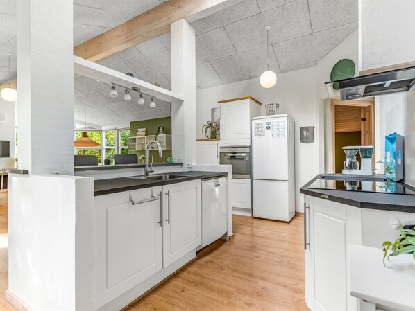 Kühlschrank, Mikrowelle, Ofen, Geschirrspüler