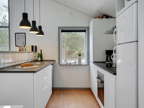 Een koelkast, een magnetron, een oven, een vaatwasser