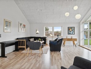 Una televisión, un reproductor de DVD