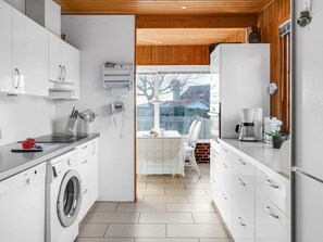 Kylskåp, mikrovågsugn, ugn och diskmaskin