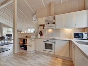 Kjøleskap, mikrobølgeovn, oppvaskmaskin og kjøkkenutstyr