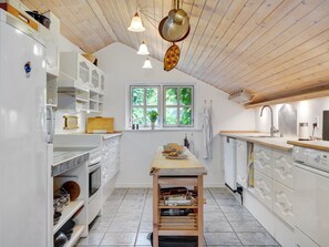 Refrigerador, horno, lavavajillas, silla alta para bebés