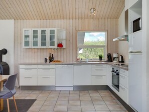 Fridge, microwave, dishwasher, cookware/dishes/utensils