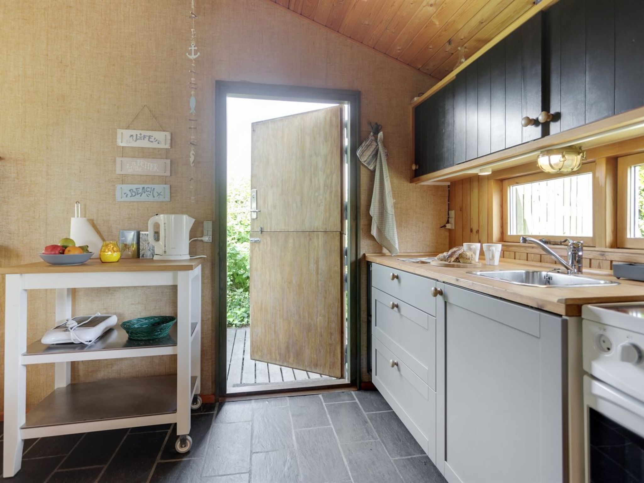 Kjøleskap, ovn, høy barnestol og kjøkkenutstyr